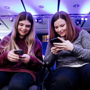 Zwei junge Frauen arbeiten im Smartphone