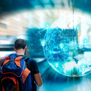 Reisender mit Rucksack vor digitaler Weltkugel mit mehreren Standortmarkierungen, ki-generiert