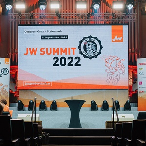 Die leere Bühne des JW Summits 2022 in Graz