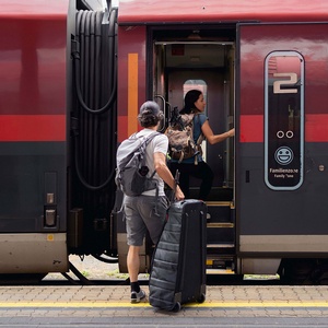 Zwei Reisende besteigen einen ÖBB-Railjet am Bahnhof Innsbruclk