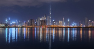 Skyline von Dubai bei Nacht