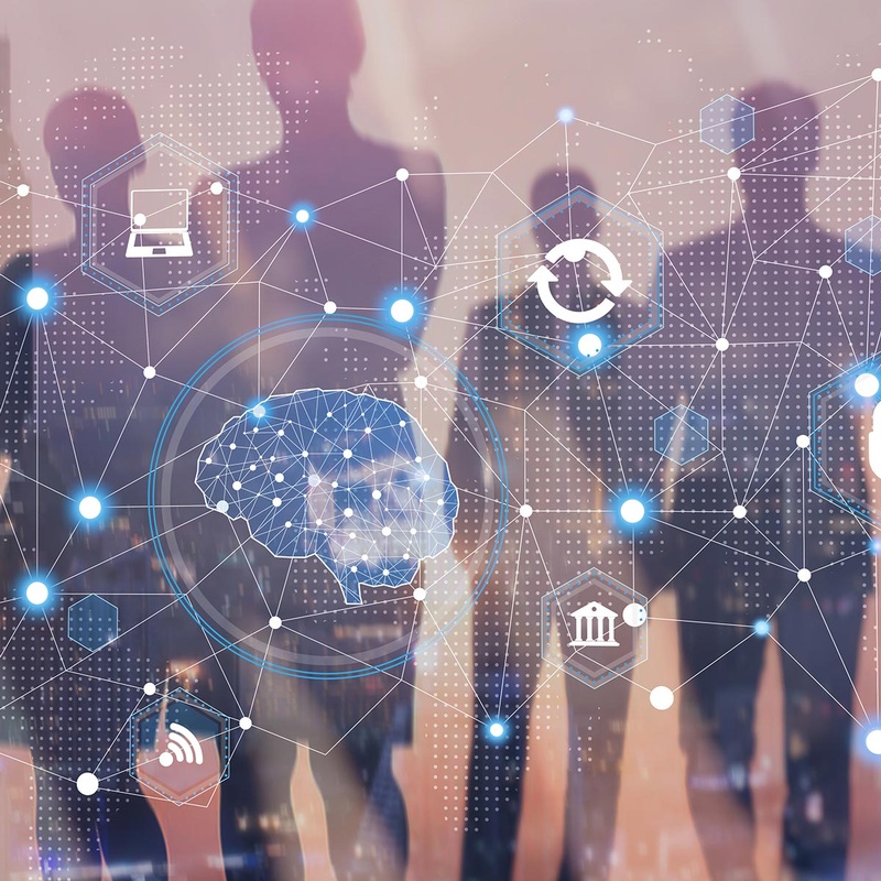 Symbolbild: vernetzte Menschen-Silhouetten mit Gehirn- und IT-Sicherheits-Icons