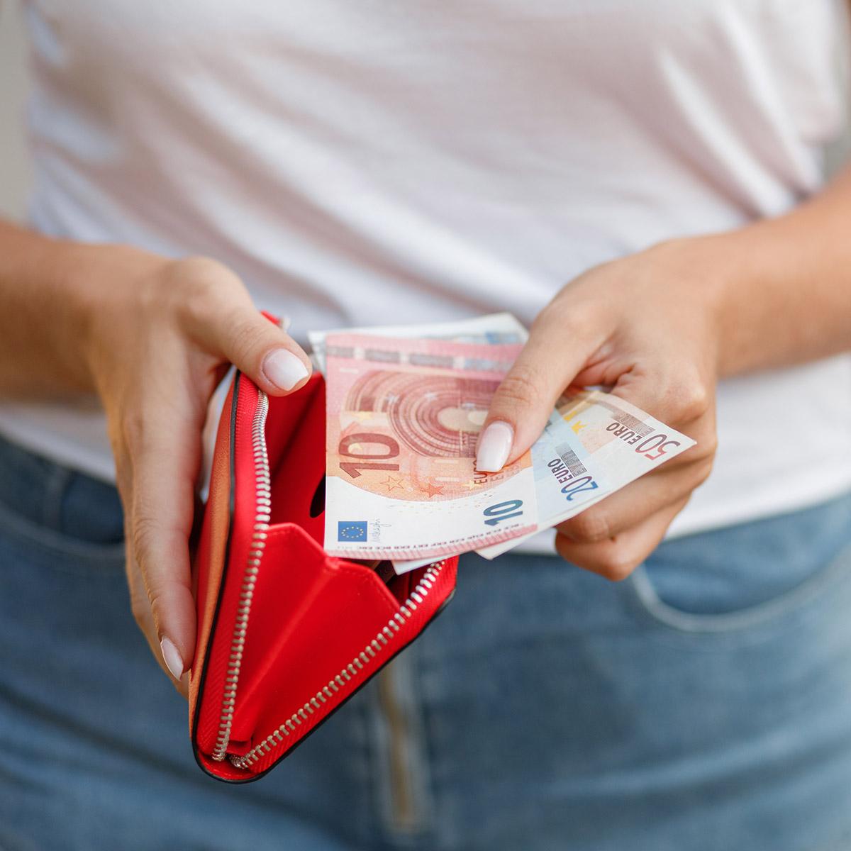 Frau zahlt mit Euro-Banknoten