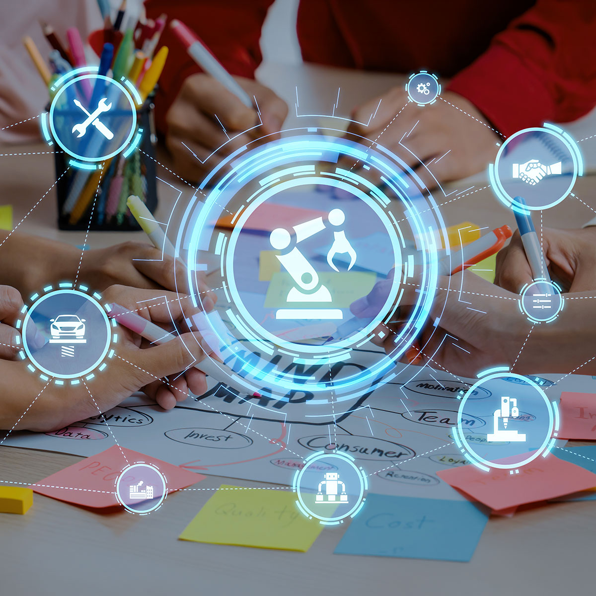 Fotomontage: Hände über Notizen, darüber digitale Symbole für Industrie, Technik und Zusammenarbeit.