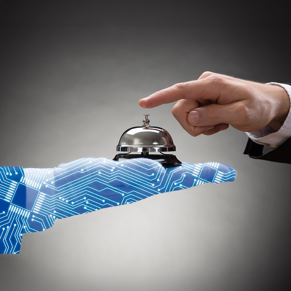 Hand drückt Serviceklingel auf stilisierter digitaler Hand mit Leiterbahnen