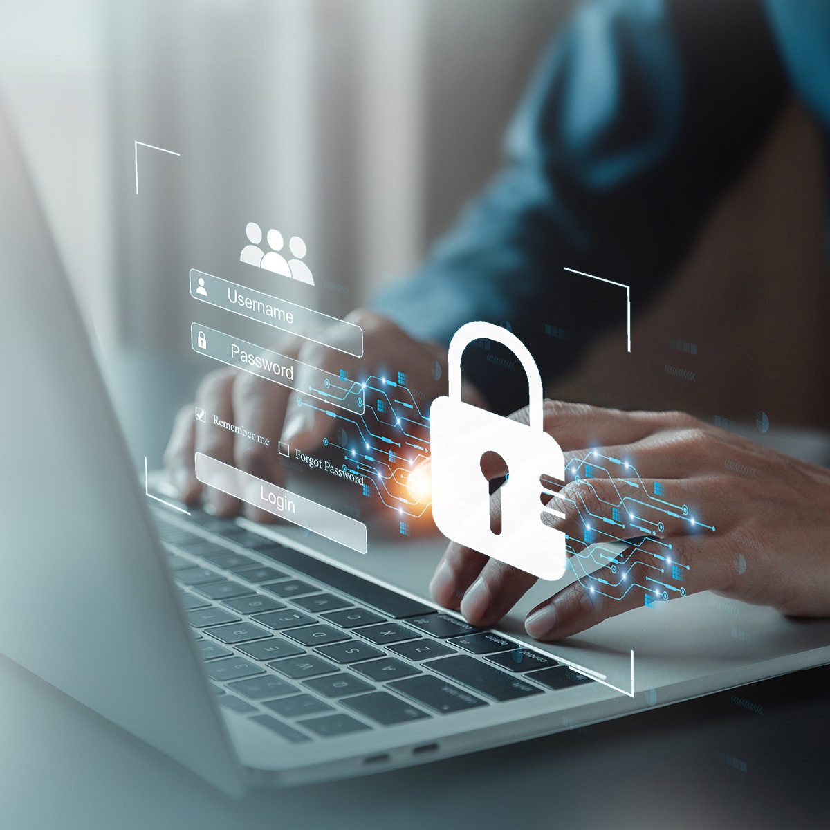Person tippt auf Laptop, digitales Schloss steht für IT-Sicherheit und Datenschutz.