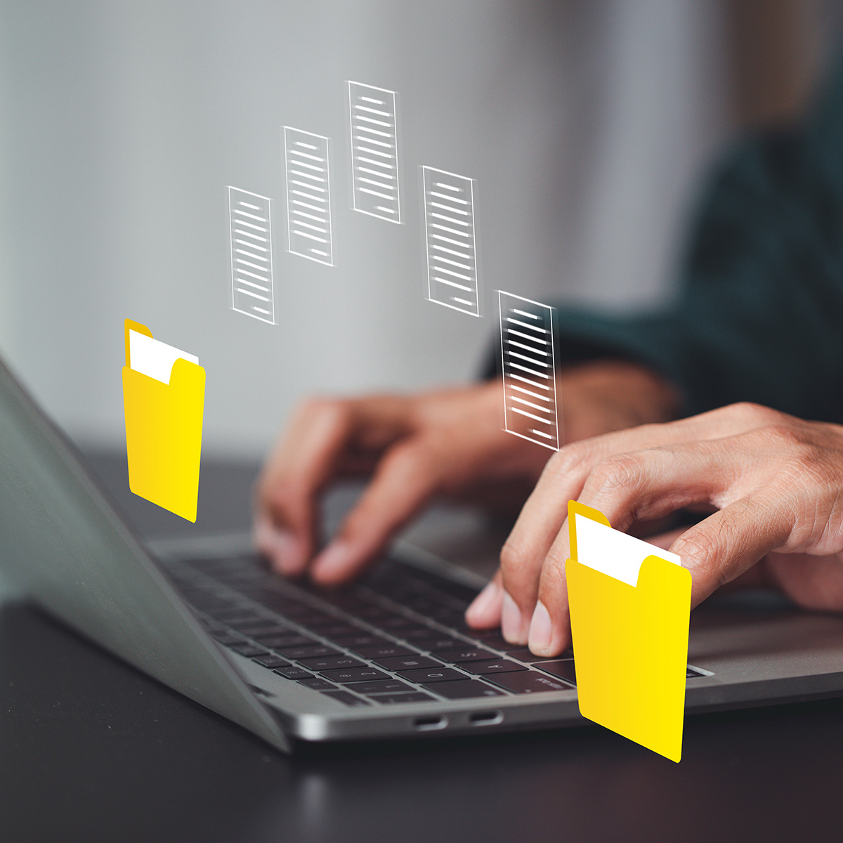 Hände tippen auf Laptop mit digitalen Ordner- und Dokumentsymbolen, ki-generiert