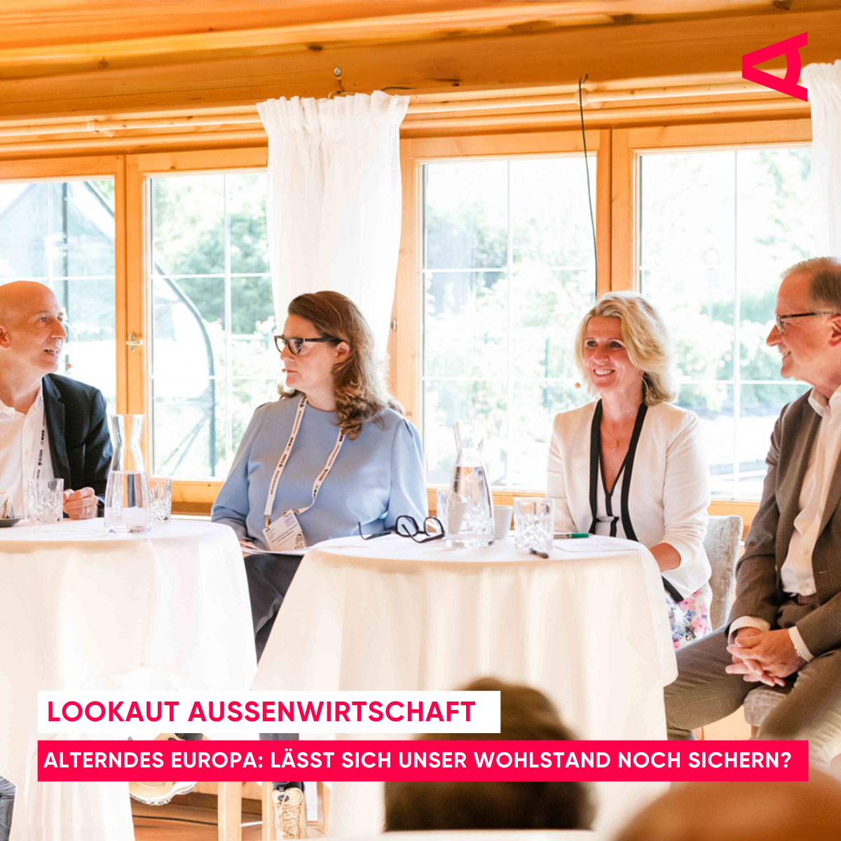 Arbeitsminister Martin Kocher, WKÖ-Generalsekretär Karlheinz Kopf und Strabag-Vorständin Annette Scheckmann diskutieren mit Podcast-Host Eva Weissenberger live vor Publikum im Böglerhof in Alpbach