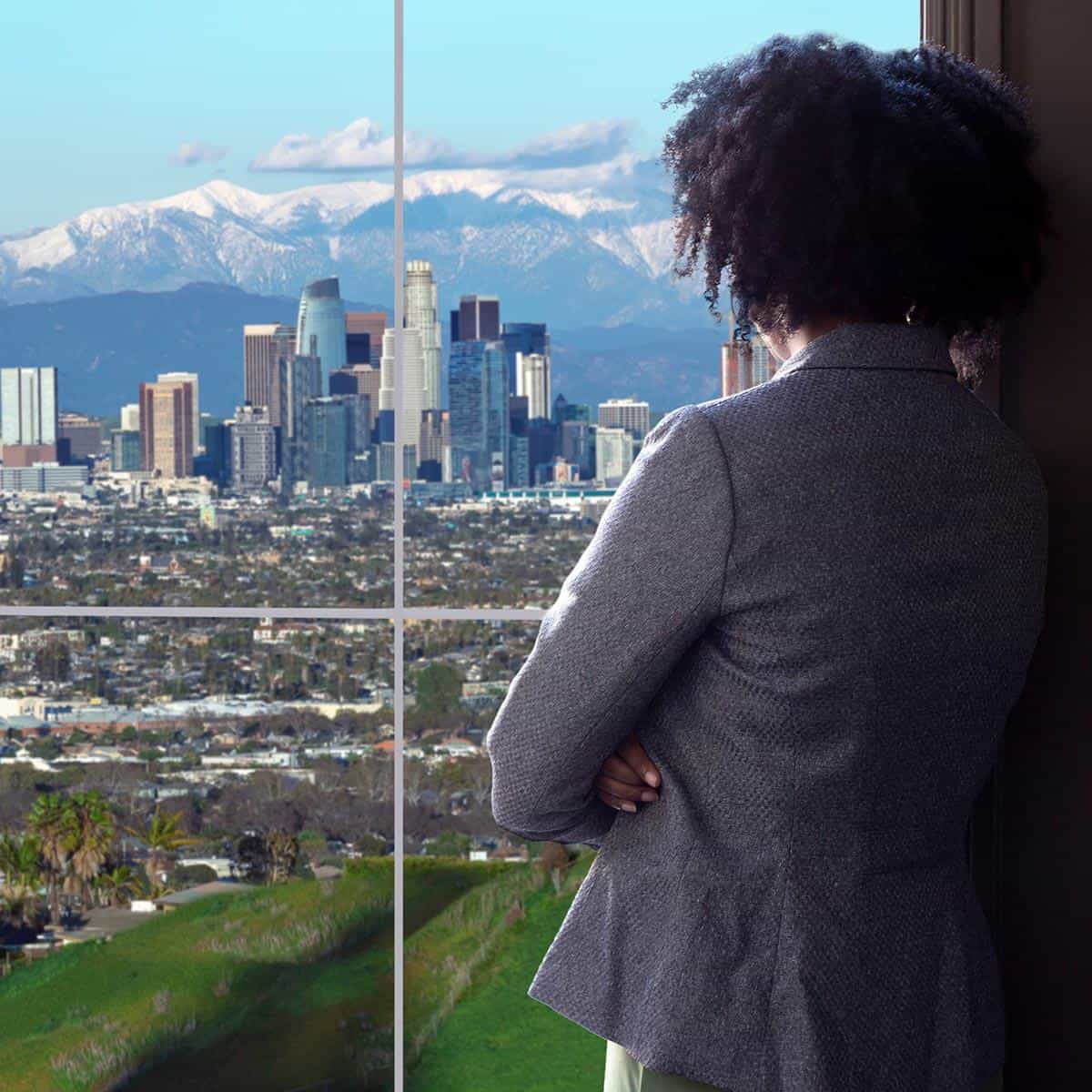 Frau blickt auf die Skyline von Los Angeles