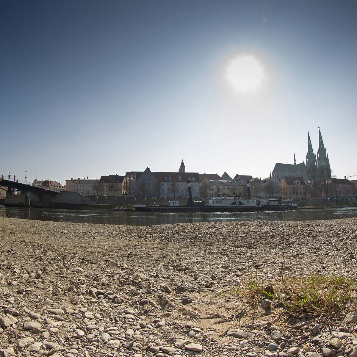 Niedrigwasser auf der Donau in Regensburg