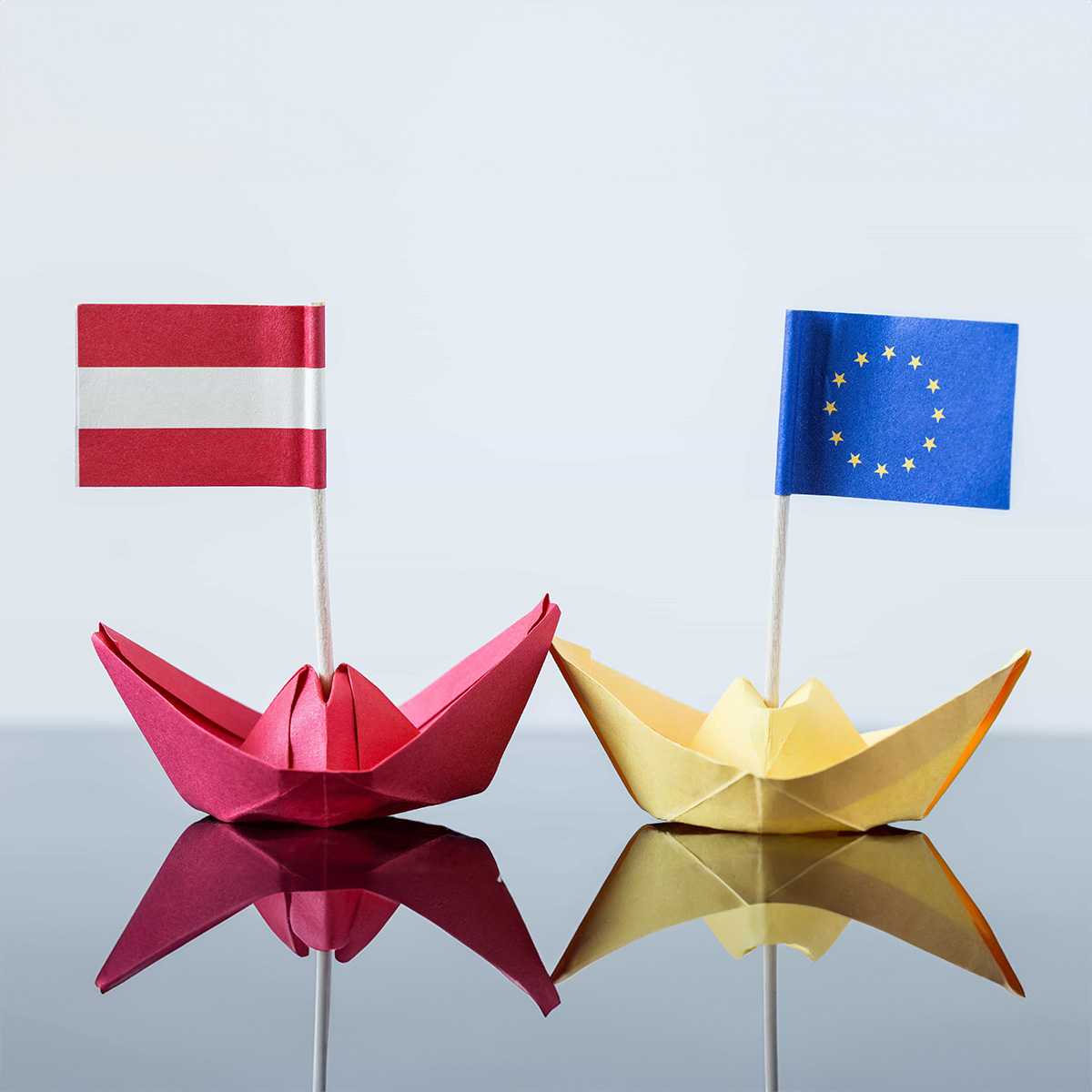 Papierschiffchen mit Österreich- und EU-Flagge