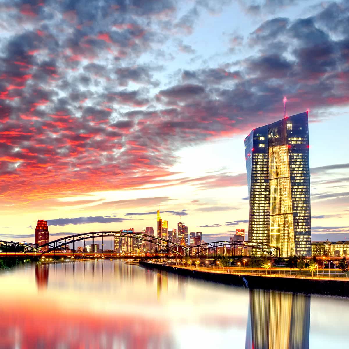 Sonnenuntergang vor der europäischen Zentralbank