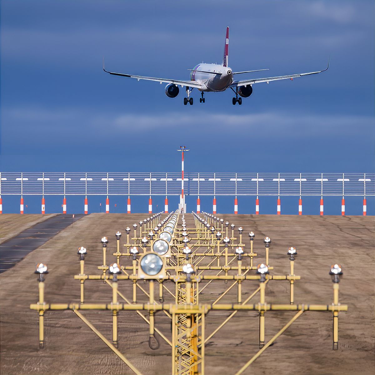 Flugzeug im Landeanflug auf den Flughafen Wien