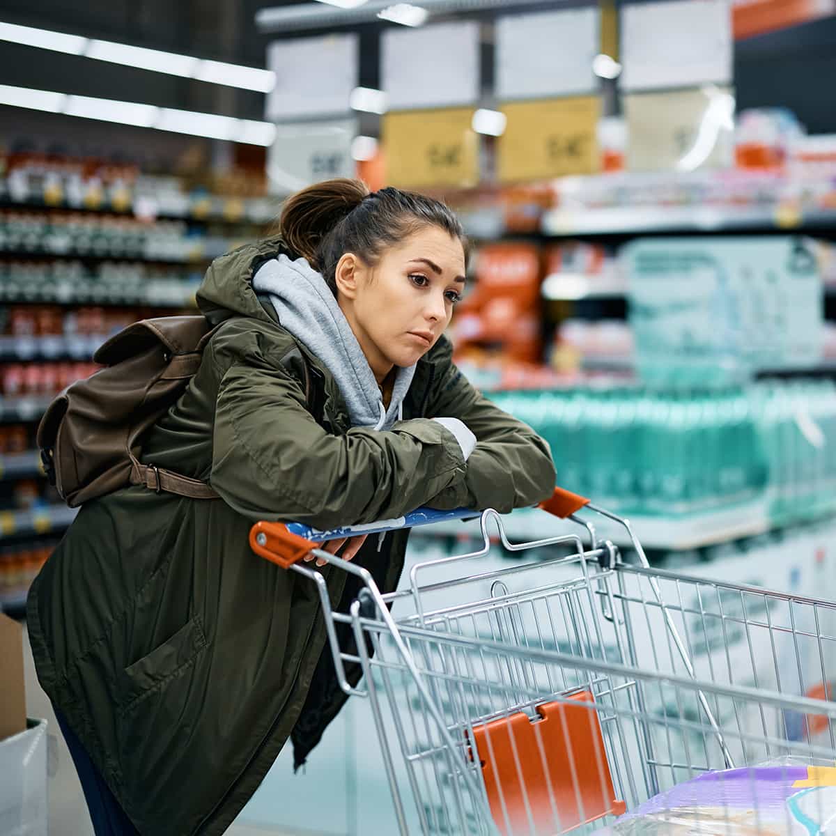 Junge Frau mit Einkaufswagen in einem Supermarkt