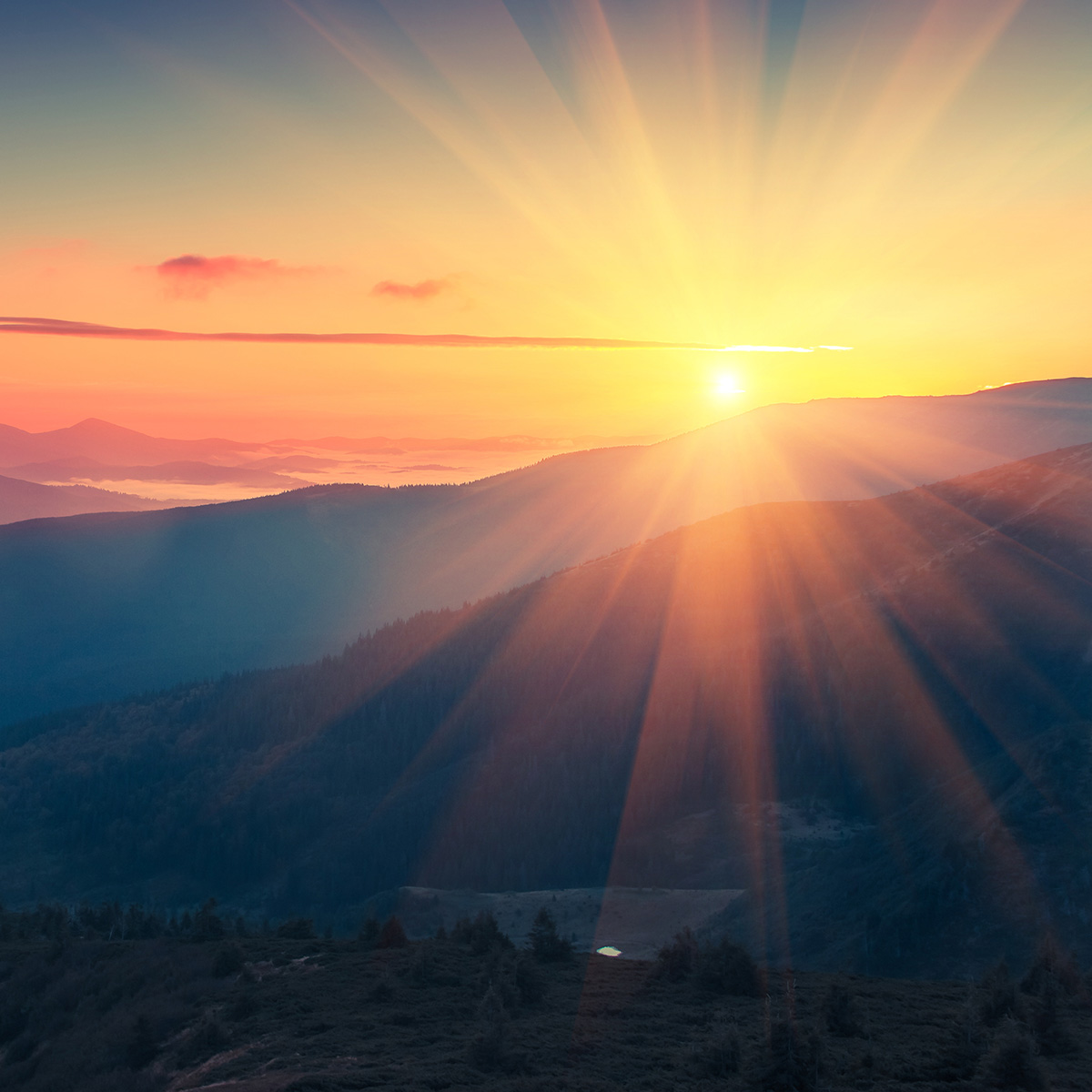 Sonnenaufgang über einem Bergpanorama