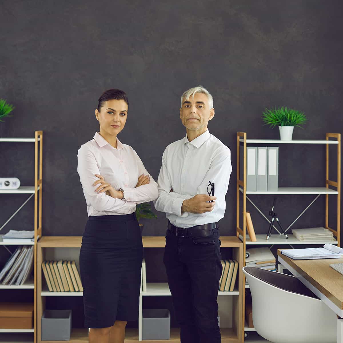 Frau und Mann im Business-Kontext im Büro - junge und ältere Generation