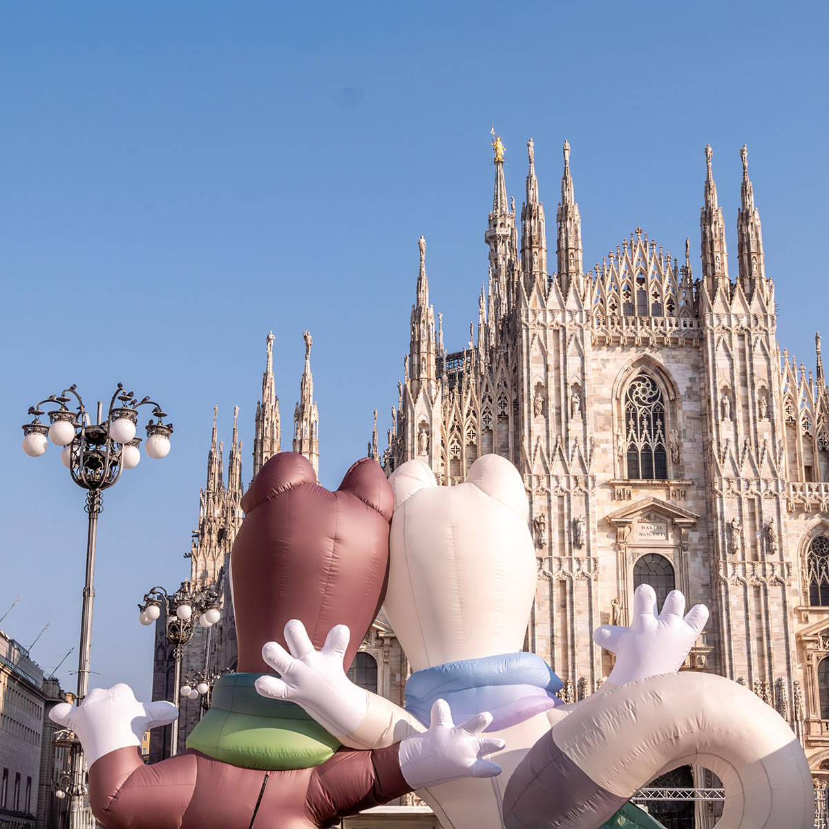 Die Olympia-Maskottchen Tina und Milo vor dem Mailänder Dom