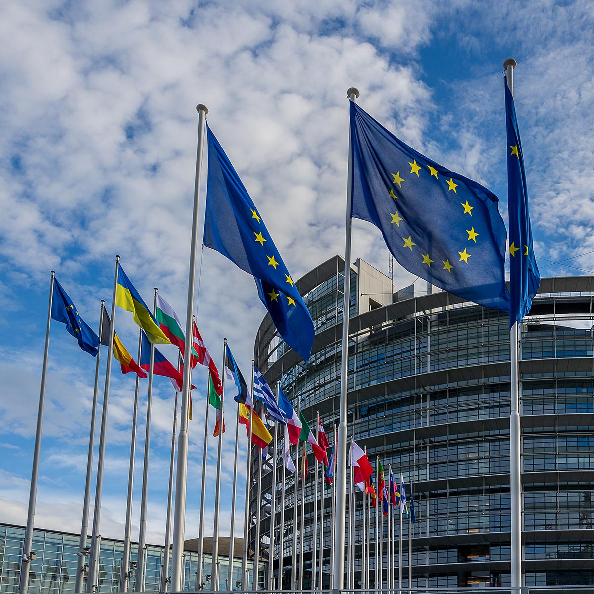 Flaggen vor der EU-Kommission