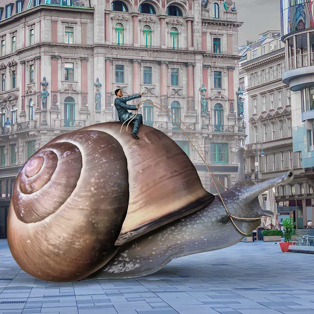 Eine auf einer Schnecke durch die Wiener Innenstadt reitender Mann als Symbol der Auswirkungen einer Stagflation