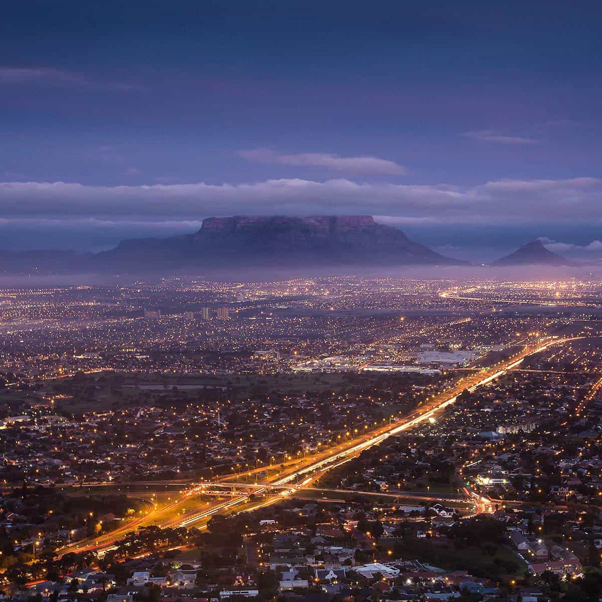 Nächtlicher Blick über Kapstadt, im Hintergrund der Tafelberg