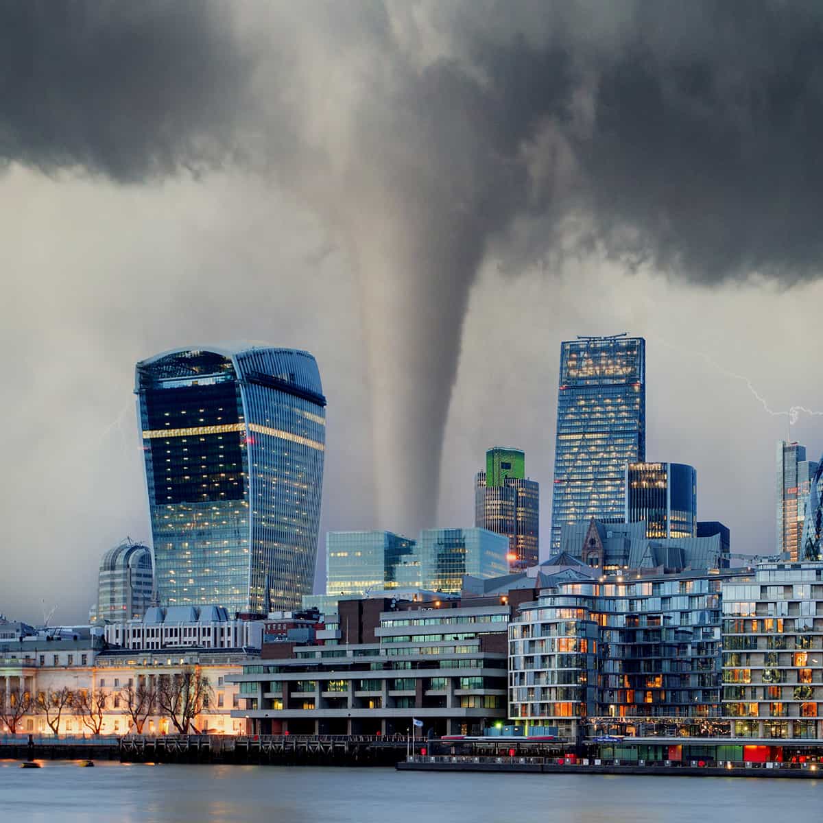 Tornado über dem Londoner Finanzdistrikt
