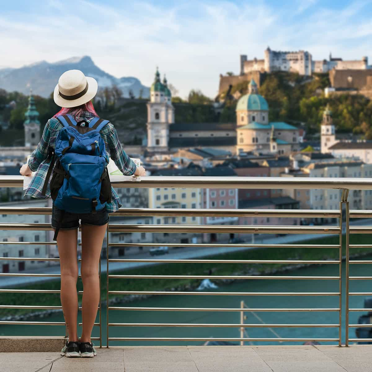 Touristin blickt auf Salzburg