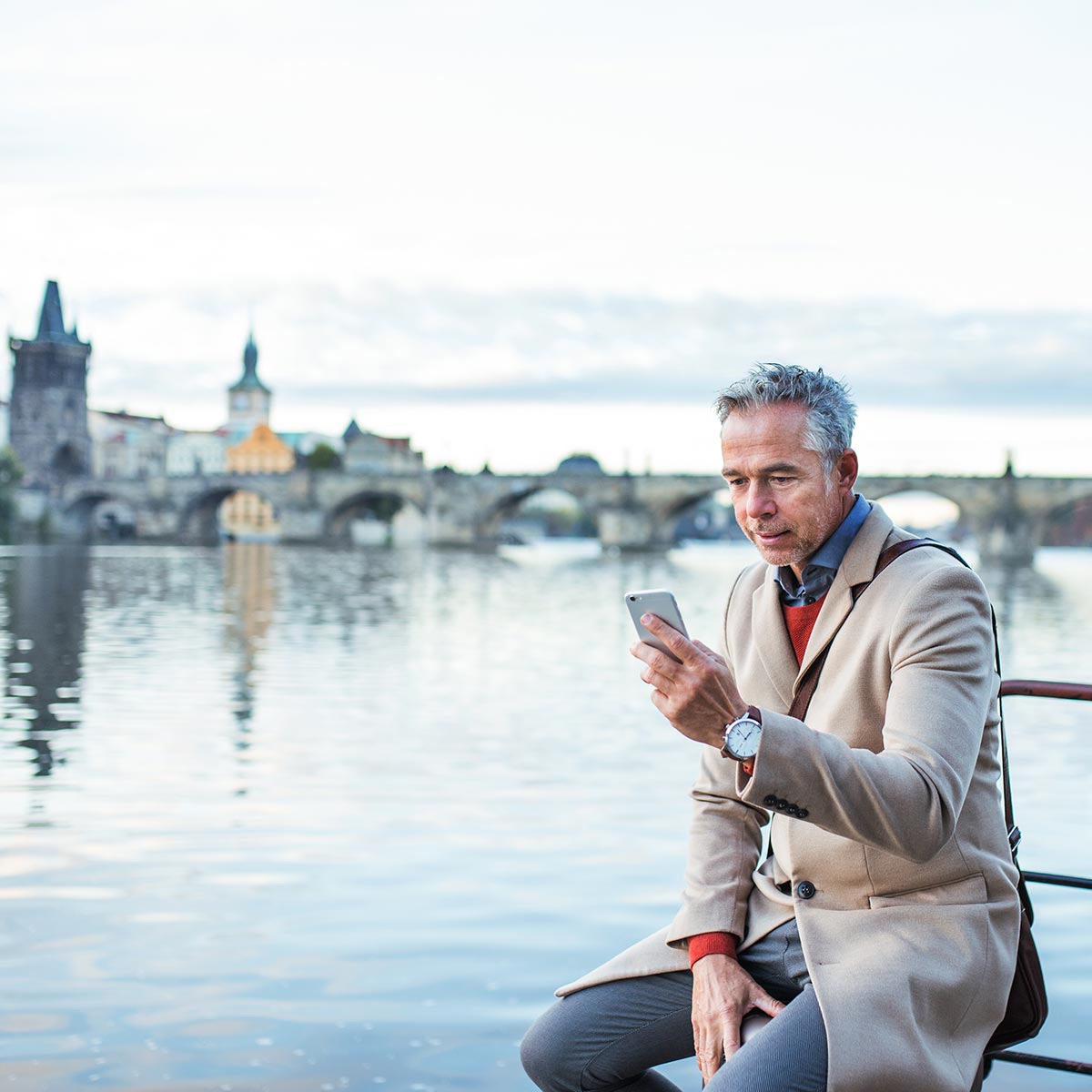 Mann sucht in Prag Informationen auf seinem Smartphone
