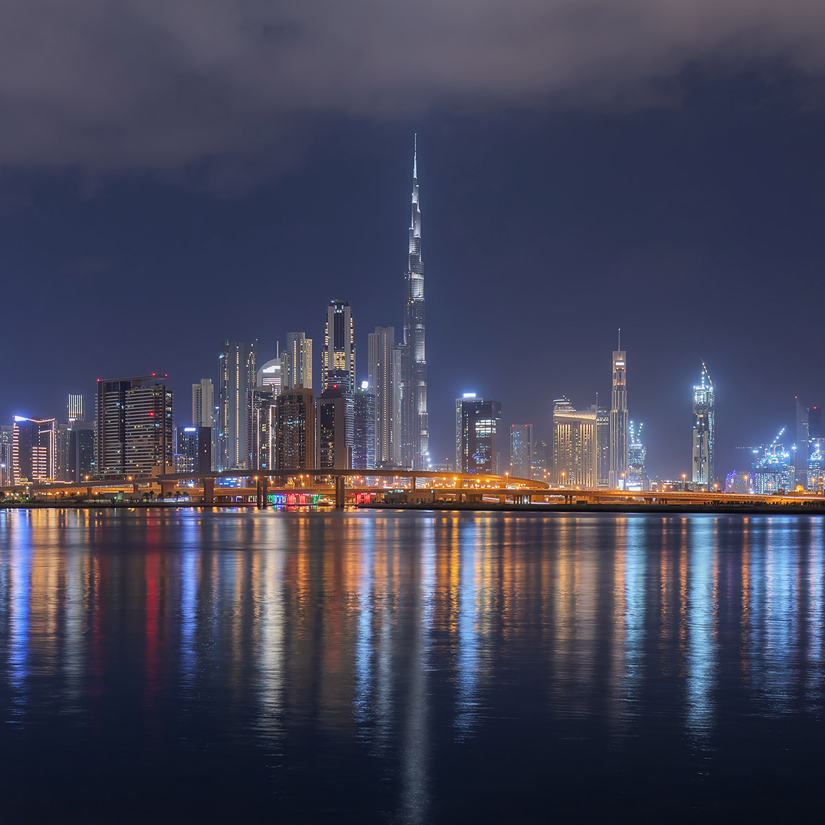 Skyline von Dubai bei Nacht